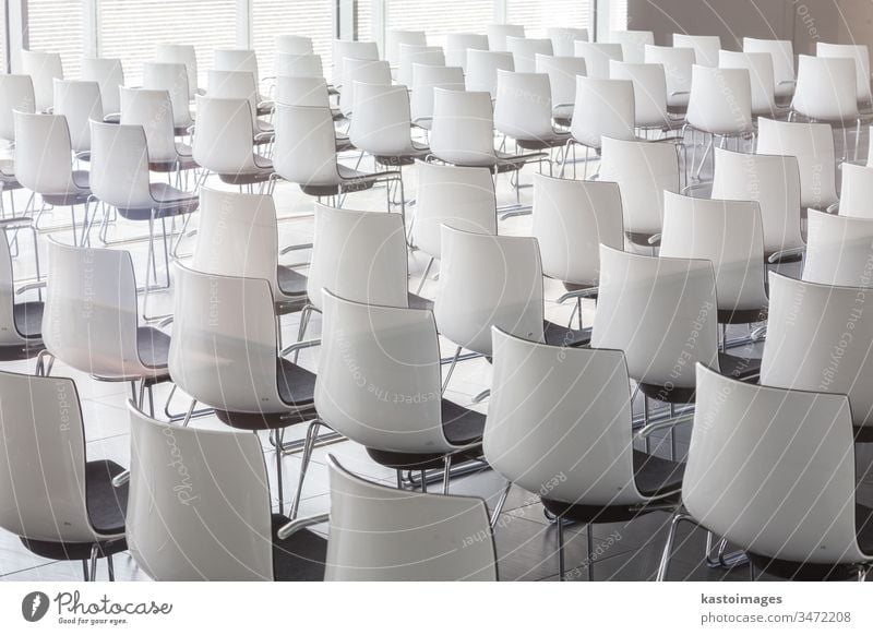 Leere weiße Stühle im zeitgenössischen Konferenzsaal mit Hörsaal Architektur Tagung dozieren Business Aula Klassenraum Präsentation Stuhl Raum Sitz Reihe