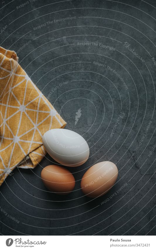 Eier in einem Tisch Eierschale Lebensmittel Textfreiraum oben Textfreiraum unten Farbfoto Ernährung Eierkarton Hintergrund neutral Tag Osterei Bioprodukte