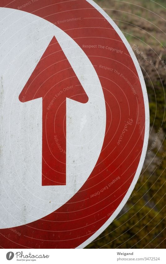 Pfeil Richtung Stoppschild Verkehr rot Schilder & Markierungen Strassenschild rund warten falsch Straße Orientierung Hinweisschild Navigation Orientierungspunkt