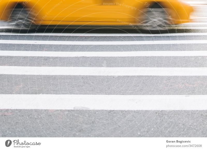 Abstrakte Unschärfe der städtischen Straßenszene mit einem gelben Taxi in New York, Vereinigte Staaten amerika Amerikaner Broadway Business beschäftigt Kabine