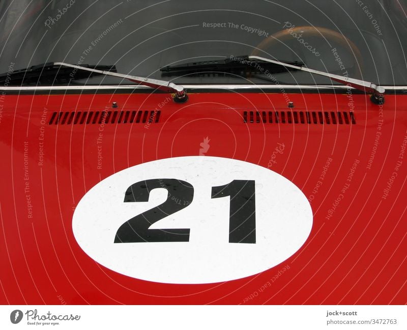 Nr. 21 im weißen Kreis auf Motorhaube, rot lackiert Stil Oldtimer PKW Sportwagen Ziffern & Zahlen Karosserie KFZ Detailaufnahme Windschutzscheibe