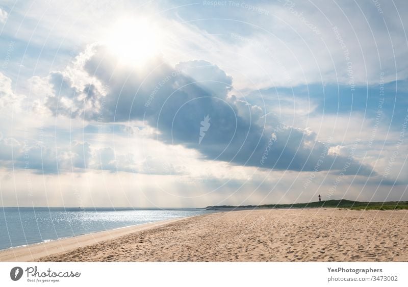 Strandlandschaft auf der Insel Sylt mit schönen Wolken friesisch Deutschland Schleswig-Holstein Wattenmeer Atmosphäre Blauer Himmel Schutzdach Wolkenlandschaft