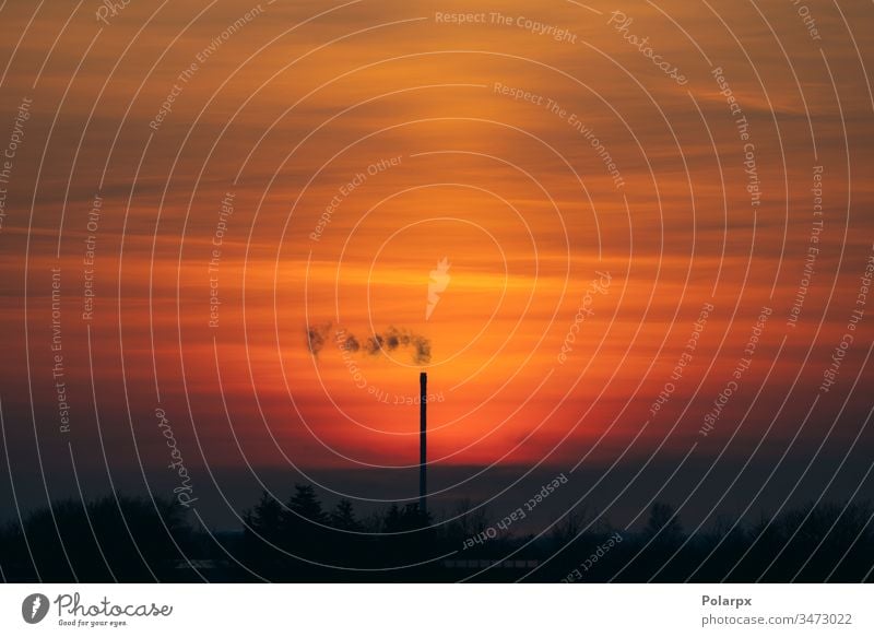 Rauch von einem Schornstein in einem wunderschönen Sonnenuntergang Dampf Horizont Dunst Farbe Kohlenstoff Inszenierung Konstruktion im Freien Dioxid co2 urban