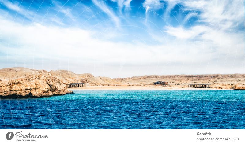felsige Küste des Roten Meeres und
blauer Himmel mit Wolken Ägypten Sharm El Sheikh Klima Tag wüst Menschenleer Ausflugsziel exotisch Horizont Insel koga Lagune