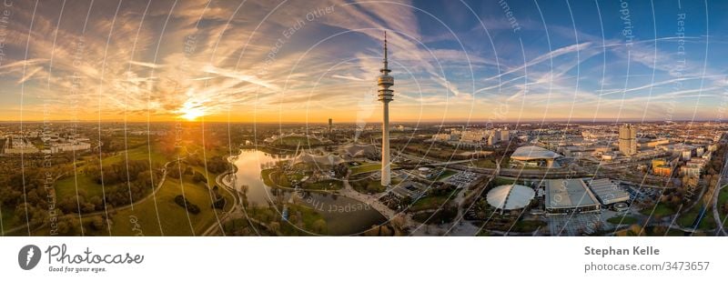 Panoramaluftaufnahme bei Sonnenuntergang über dem Münchner Olympiapark. München olympiapark Textfreiraum Antenne Dröhnen farbenfroh Stimmung Abend