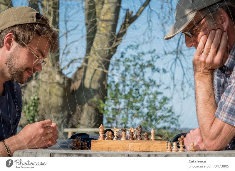 Eine Schachpartie an der frischen Frühlingsluft in Quarantänezeit Schachspiel Schachfiguren König Königin Schlacht Konkurrenz Schachbrett Turm Läufer Strategie