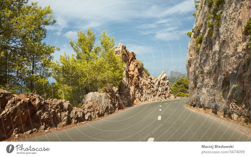 Malerische Bergstraße an der Küste Mallorcas, Spanien Straße Berge u. Gebirge Laufwerk Ausflug Reise Sommer Feiertag Felsen leer Natur Landschaft malerisch