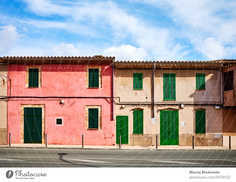 Alte Gebäude mit Holzfensterläden an einer Straße in Alcudia, Mallorca. alt Haus Spanien Fensterladen Wand Tür Architektur Fassade zugeklappt Stadt sonnig leer