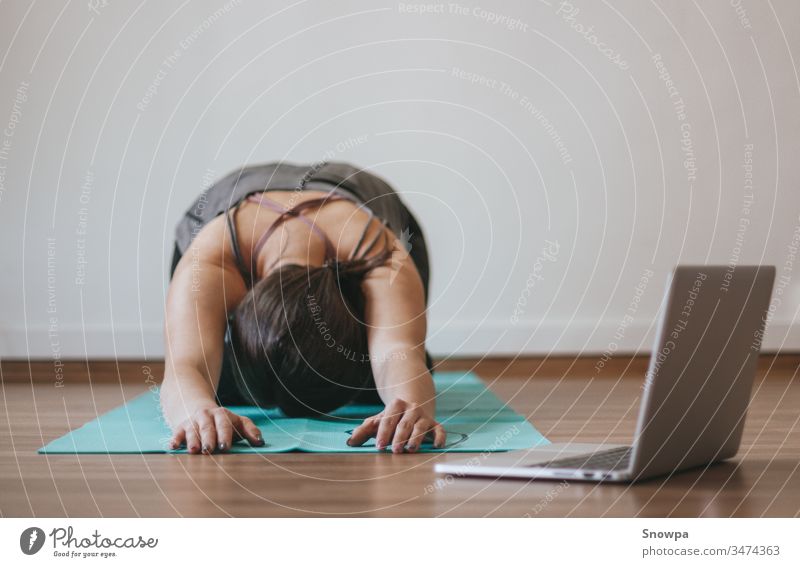 Frau macht zu Hause Online-Yoga aktiv Erwachsener Asana Athlet sportlich attraktiv Hintergrund schön Körper Pflege Kaukasier Computer Konzept Übung passen