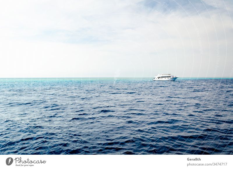 weißes Kreuzfahrt-Touristenboot auf dem Roten Meer in Ägypten Rotes Meer Sharm Sharm El Sheikh azurblau Hintergrund Baden Strand Blauwasser Boot Bootsfahrt