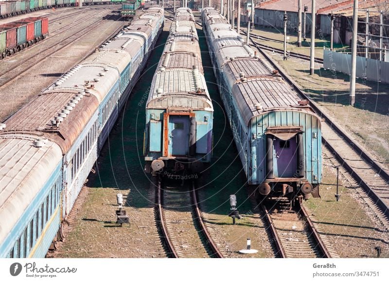 alte rostige verlassene Züge auf einem Bahnhof in der Ukraine Verlassen Zusammenbruch Farbe farbig Korruption Krise Niedergeschlagenheit dreckig Wirtschaft