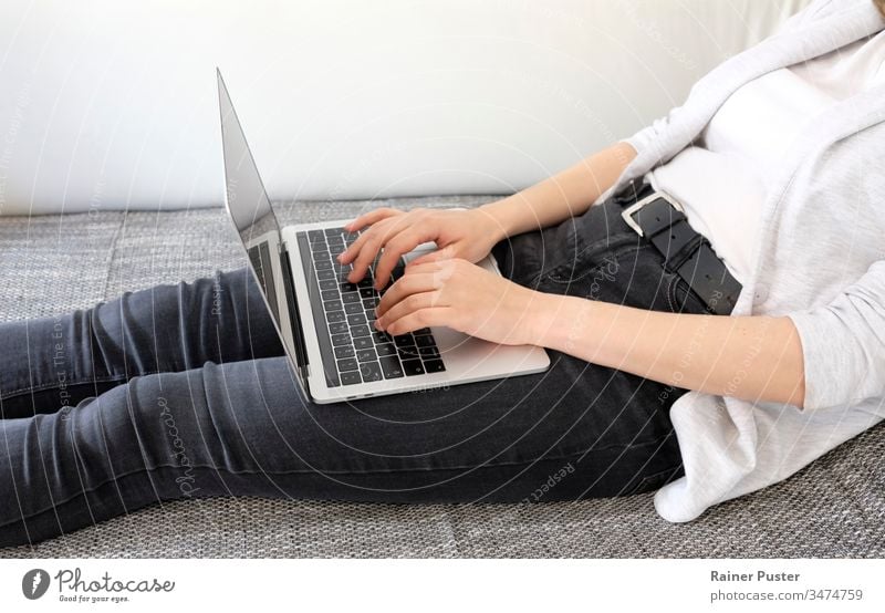 Arbeiten von zu Hause aus: Frau auf der Couch mit Laptop soziale Distanzierung von zu Hause aus arbeiten Heimarbeitsplatz Arbeiten zu Hause Freiberufler