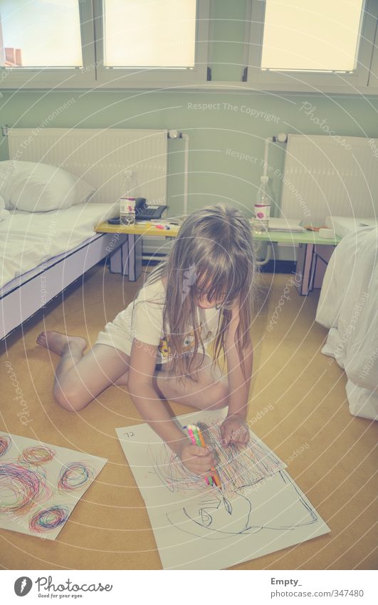 die entstehung eines kunstwerks Kind Mädchen Haare & Frisuren zeichnen malen Papier Kunst Kunstwerk Farbstift mehrfarbig Bett Hotelzimmer Fenster