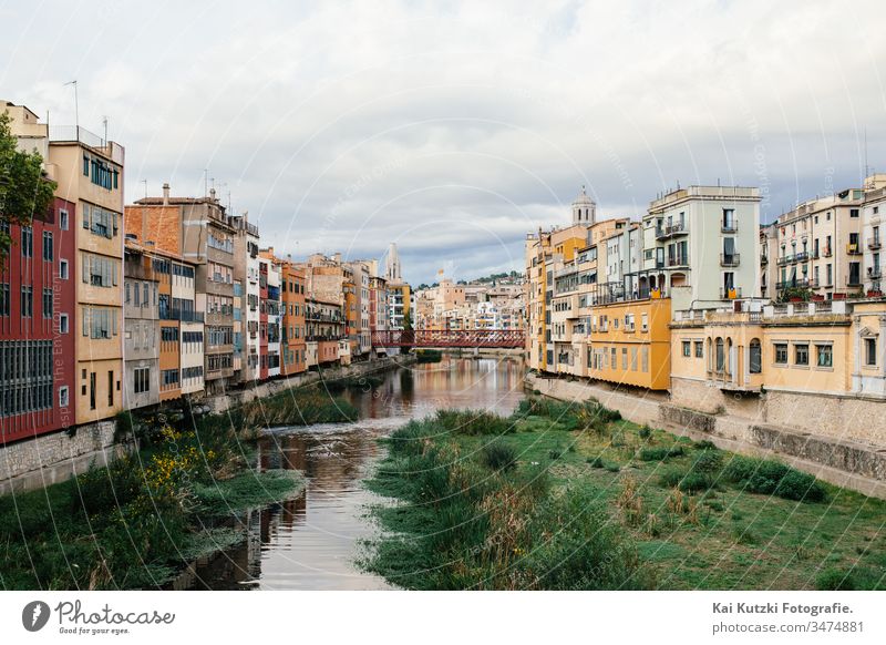 Die Altstadt von Girona, Spanien Gerona fluss altstadt Altstadthaus Herbst Wolken Himmel historisch Historische Bauten Sehenswürdigkeit sehenswert Tourismus