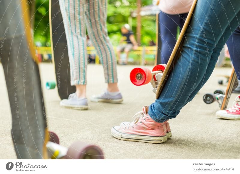 Teenagerin übt Longboard fahren. urban Holzplatte Skateboard Sport eine Lifestyle Skateboarding Schlittschuh Spaß lang Skater Mädchen Jugend jung Sommer Straße