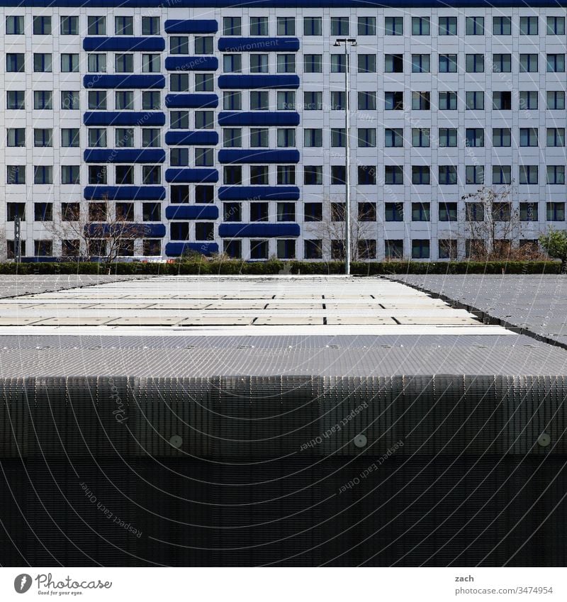Fassade eines Bürogebäudes in Berlin Stadt Mauer Wand Tür Architektur Gebäude Linie Haus Hochhaus Hochhausfassade Plattenbau DDR-Architektur blau Fenster