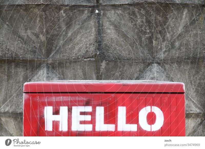 Schriftzug Hello an einer Wand hello Hallo Gruß Kommunizieren Textfreiraum oben Graffiti Schriftzeichen Textfreiraum unten Mauer Zeichen Fassade weiß grau rot