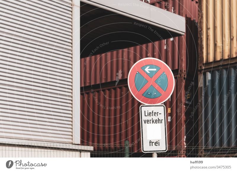 Einfahrt in Containerterminal - Parken verboten - Lieferverkehr frei Verkehrsschild Verkehrszeichen parken verboten Verbotsschild Parkverbot roter Container