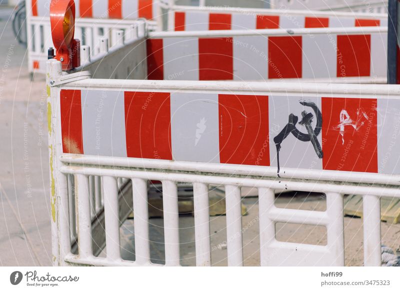 Baustellenabsperrung mit Hammer und Sichel Symbol hammer und sichel Barriere Absperrung Zaun Barke Straßenbau rot-weiß Reparatur Schutz Absperrgitter Bauzaun