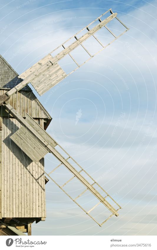 alte, restaurierte Bockwindmühle, halb dargestellt Windmühle Holzwindmühle Flügel Windmühlenflügel technisches Denkmal Mühle historisch Himmel mahlen