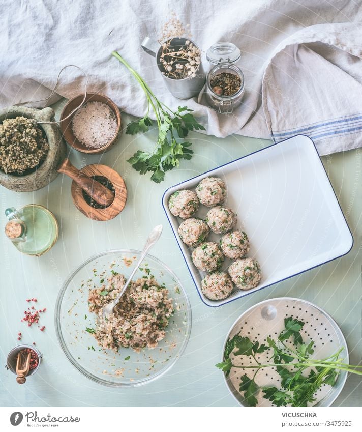 Zubereitung von schmackhaften Buchweizenbällchen auf dem Küchentisch mit Zutaten. Konzept für gesunde Hausmannskost und gesunde Ernährung Vorbereitung