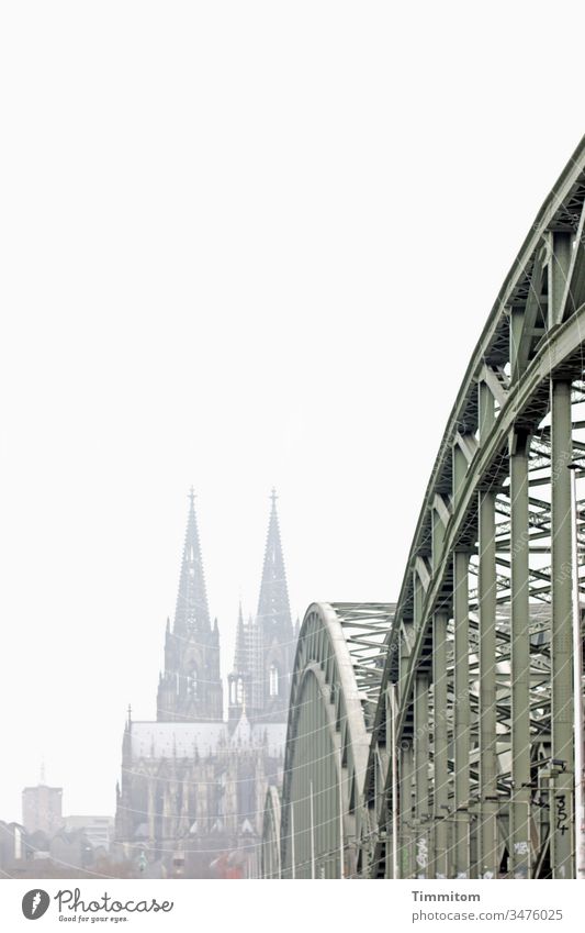 Er erinnerte sich noch an den Rhein, einen Dom, eine Brücke. Köln Hohenzollernbrücke Kölner Dom Stahlbrücke Wahrzeichen Sehenswürdigkeit