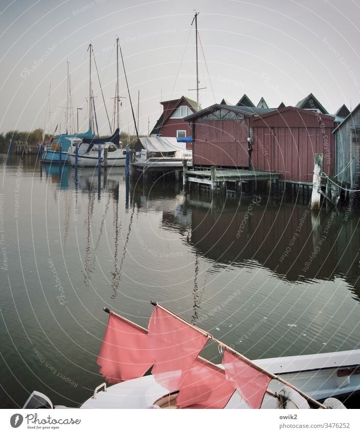 Ahrenshoop, Althagen Hafen Außenaufnahme Himmel Bootshäuser einfach still Idylle friedlich Fahnen Signal Boje Boote Segelboote Reflexion & Spiegelung Wasser