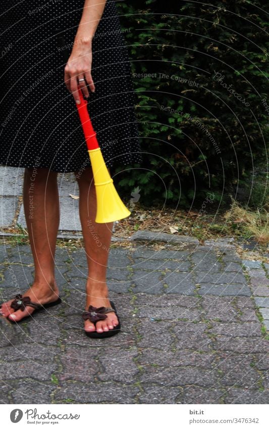 Geräusche l mit Trötpause durch Vuvuzela, beim Sommermärchen 2014. tröten Trompete laut WM gewinnen Lautstärke Krach Musik Klang Ton Spielen Hand