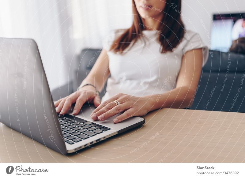 Junge Frau, die von zu Hause aus arbeitet heimwärts arbeiten Computer Laptop Arbeit Büro Schreibtisch benutzend jung Business Internet Technik & Technologie