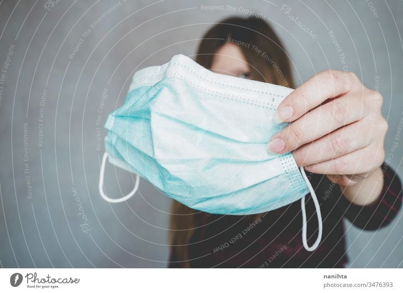 Jemand hält eine traditionelle medizinische Gesichtsmaske Bund 19 COVID Grippe Mundschutz Coronavirus Pandemie Seuche Krankheit Atemwegserkrankungen