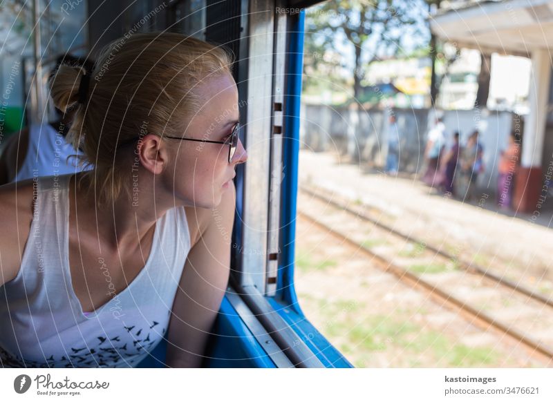 Junge weibliche Abenteurerin reist mit dem Zug in Asien. Frau Reise reisen Verkehr Passagier Eisenbahn Ausflug Reisender Transport jung Person schön Menschen
