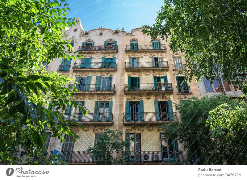 Detail einer schönen Fassadenarchitektur in der Stadt Barcelona, Spanien Spanisch Wahrzeichen Europa architektonisch Katalonien Straße urban antik Balkon Kultur