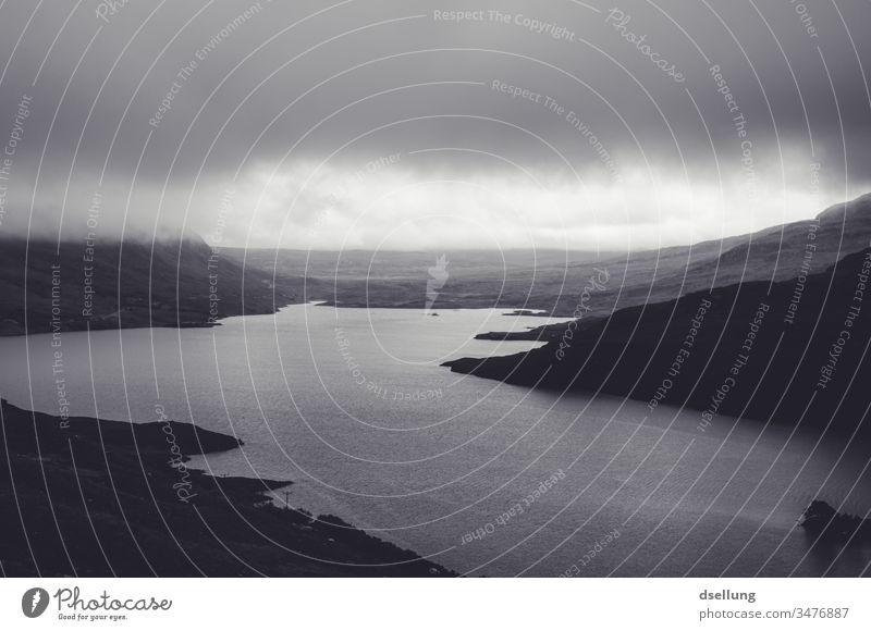Schwarzweißaufnahme eines Sees in den schottischen Highlands bei bewölktem Himmel Panorama (Aussicht) Schatten Licht Tag Kontrast Loch Schottland grau wild
