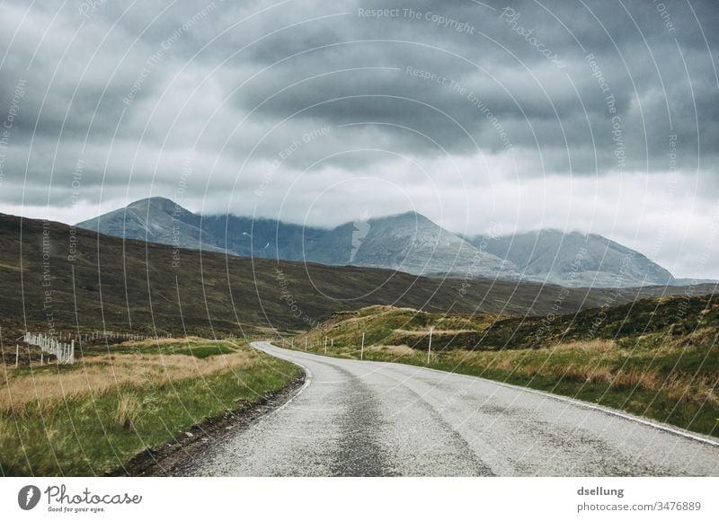 Eine Straße, die sich durch schottische Highlands einem Berg entgegen windet Panorama (Aussicht) Tag entschleunigt entschleunigen Entschleunigung Ziel