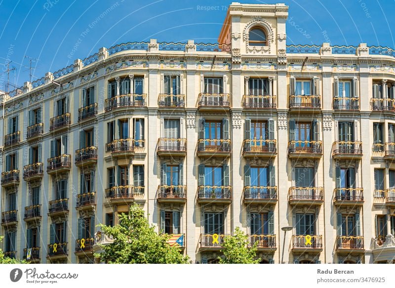 Detail einer schönen Fassadenarchitektur in der Stadt Barcelona, Spanien Spanisch Wahrzeichen Europa architektonisch Katalonien Straße urban antik Balkon Kultur