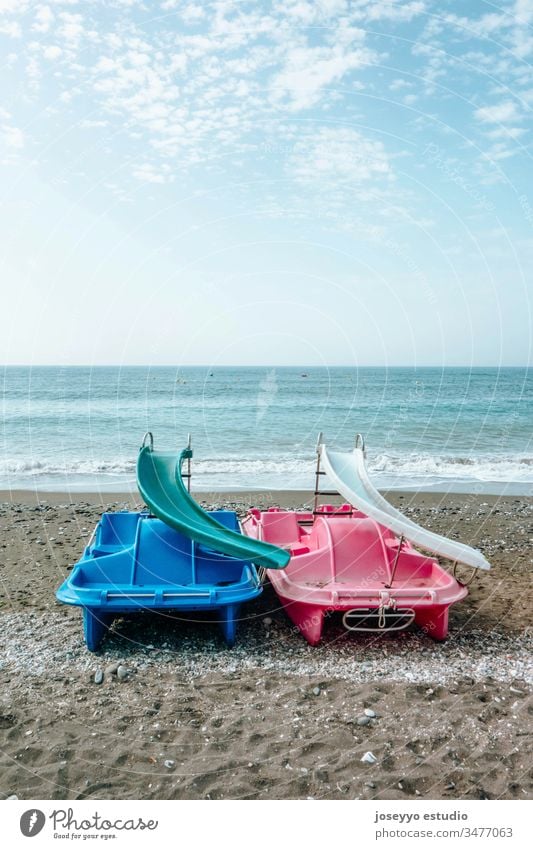 Tretboote auf dem Sand am Meeresufer. Aktivität Anziehungskraft Strand blau Boot Bootfahren Boote Katamaran Wolken Küste Zyklus Tag Entertainment Spaß Feiertag