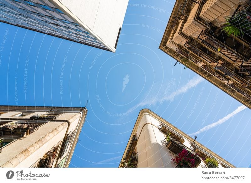 Detail der schönen Gebäudearchitektur in der Stadt Barcelona, Spanien, aufgenommen mit perspektivischem Blick el raval Stadtzentrum Stadtteil gotisch Großstadt