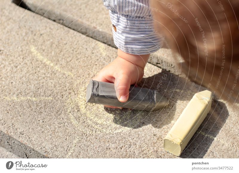 Kleinkind malt mit Straßenkreide. malen kleinkind kinderspiel sonne bild Freizeit & Hobby Farbfoto Kreativität Kreide mehrfarbig Außenaufnahme Strassenmalerei