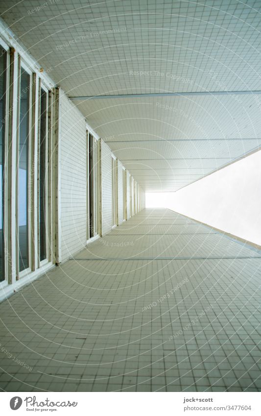 in einer Ecke mit viel Schatten und oben Licht Kacheln Wand Gebäude Wohnhochhaus modern Froschperspektive eckig beige Hochhaus beige-braun Strukturen & Formen