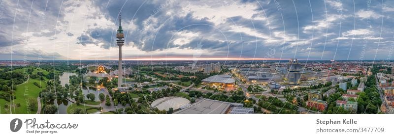 Drohnen-Luftaufnahme des Olympiaparks in der bayerischen Landeshauptstadt München. Park Europa Deutschland Gebäude Architektur Bayern Gras olympiapark Ansicht