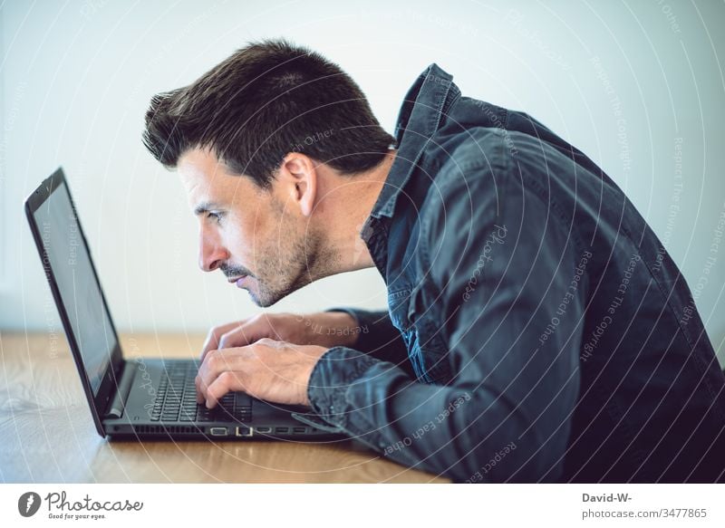 Mann Im Online Meeting Arbeitet An Einem Schreibtisch Am Computer Ein