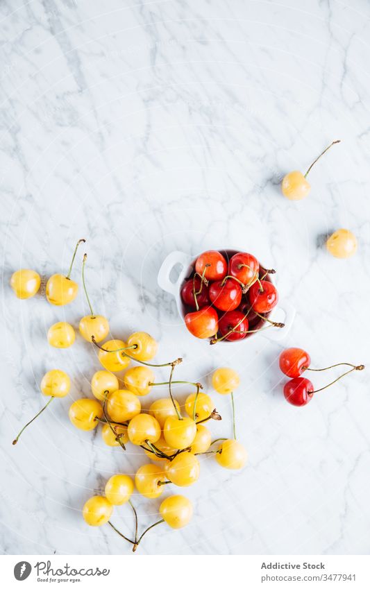 Frische Kirsche auf Marmortisch rot gelb Beeren Frucht frisch reif natürlich Lebensmittel Gesundheit Schalen & Schüsseln Glas Topf Haufen Pflanze Stengel