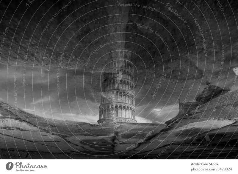 Wunderbares Spiegelbild des berühmten Schiefen Turms von Pisa in einer Pfütze Reflexion & Spiegelung Quadrat der Wunder Wasser Architektur Himmel Tourismus Erbe