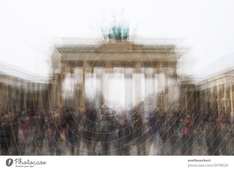 Mehrfachbelichtung Brandenburger Tor mit Touristenmassen in Berlin Menschenmenge Deutschland Tourismus Wahrzeichen kreativ verschwommen Hintergrund reisen