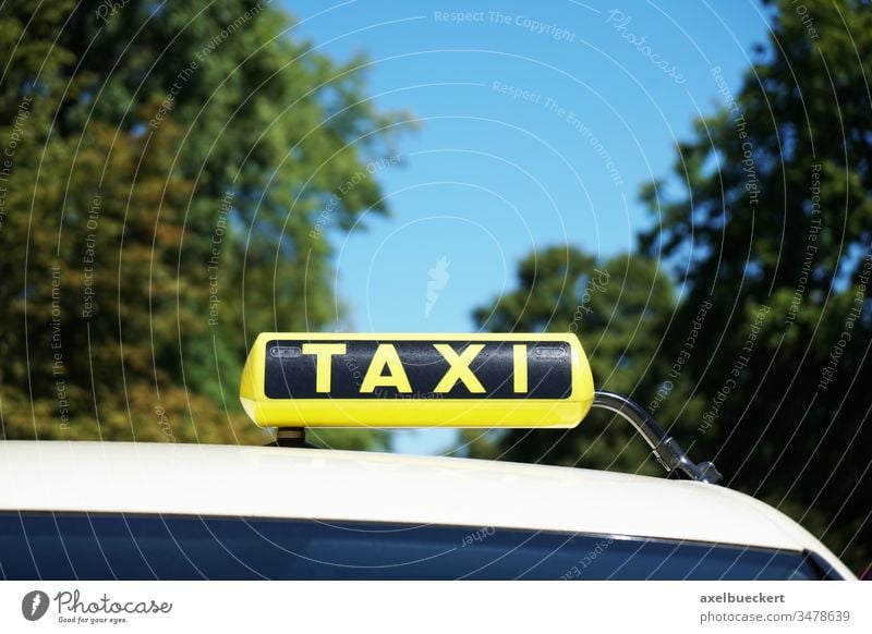 Taxi - Taxischild auf dem Autodach taxischild Taxi-Schild Taxistand Zeichen gelb PKW Dach Verkehr Transport reisen Baum Himmel Textfreiraum Symbol Automobil