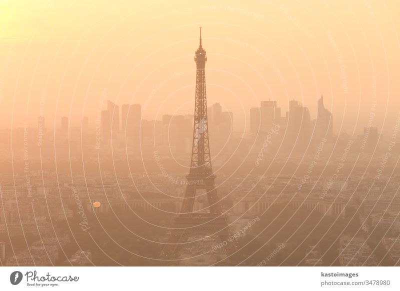 Luftaufnahme von Paris bei Sonnenuntergang. Tour d'Eiffel Turm Frankreich Skyline Großstadt reisen Wahrzeichen Stadtbild Panorama panoramisch Antenne Himmel