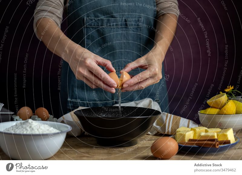 Nutzpflanzenfrau bricht Ei in Schale Frau Pause Schalen & Schüsseln Koch Gebäck frisch zerbrechlich Eierschale Bestandteil Lebensmittel Küche Rezept organisch