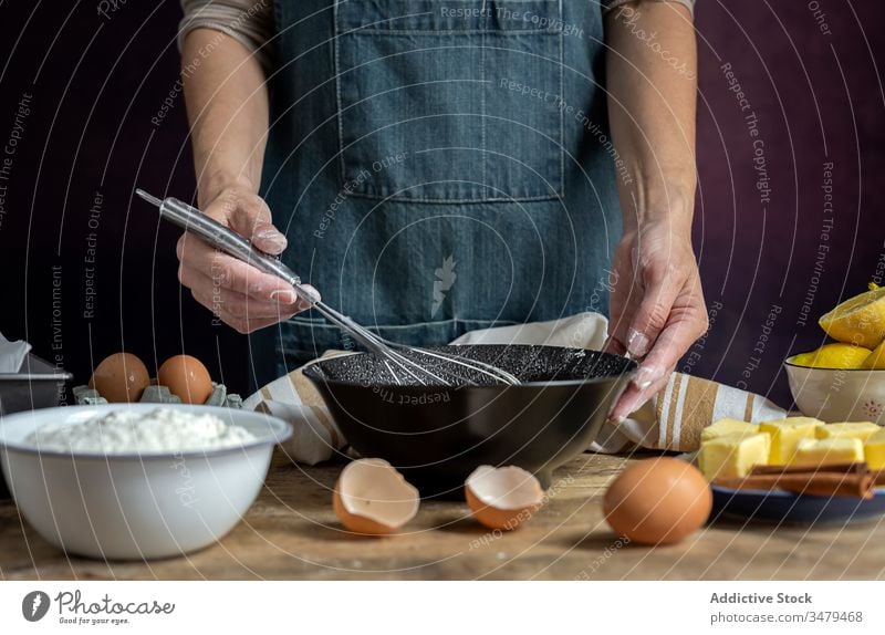Gesichtslose Frau bereitet Eier mit Schneebesen in der Küche zu Koch Bestandteil Schalen & Schüsseln Holztisch Prozess Lebensmittel vorbereiten frisch Rezept