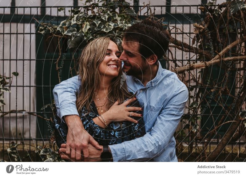 Glückliches verliebtes Paar umarmt sich auf der Straße Liebe Umarmen Umarmung Großstadt romantisch Zusammensein Zuneigung Termin & Datum Kuss Frankreich Bayonne