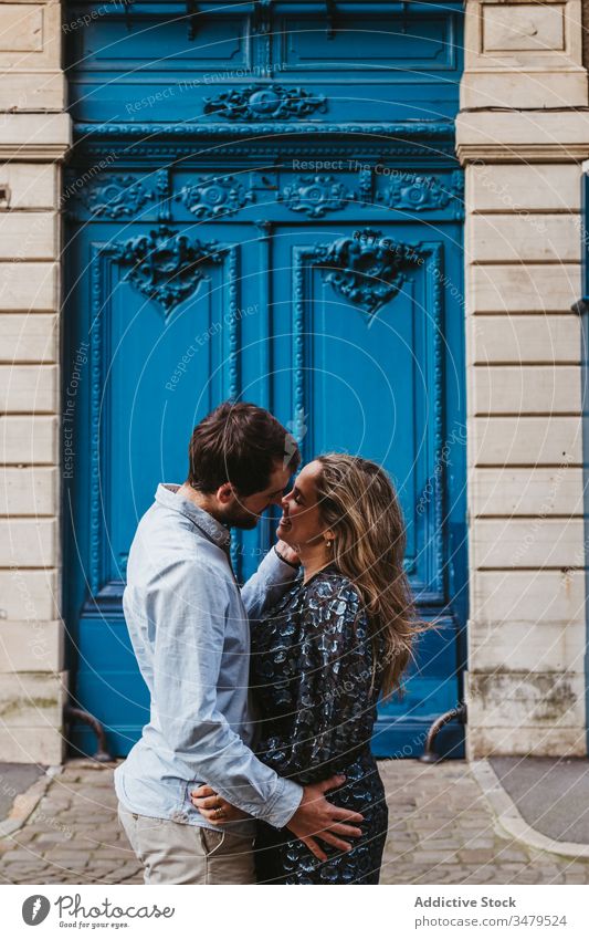 Liebliches Paar küsst sich in der Nähe eines alten Gebäudes Liebe Kuss Zusammensein Partnerschaft Umarmen Glück Großstadt historisch Stein reisen romantisch